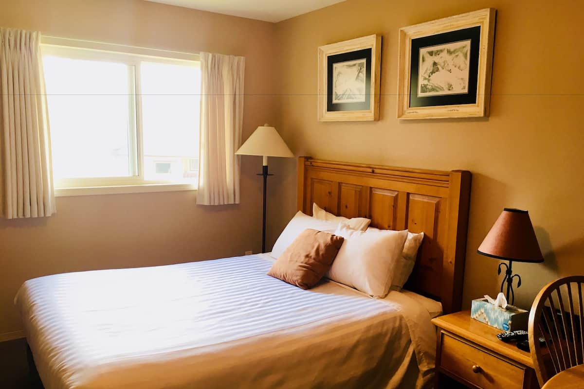 Basic Room, 1 Queen Bed, Mountainside