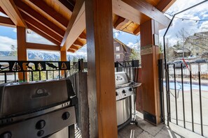 BBQ/picnic area - Timberline FernieDirect (Fernie)