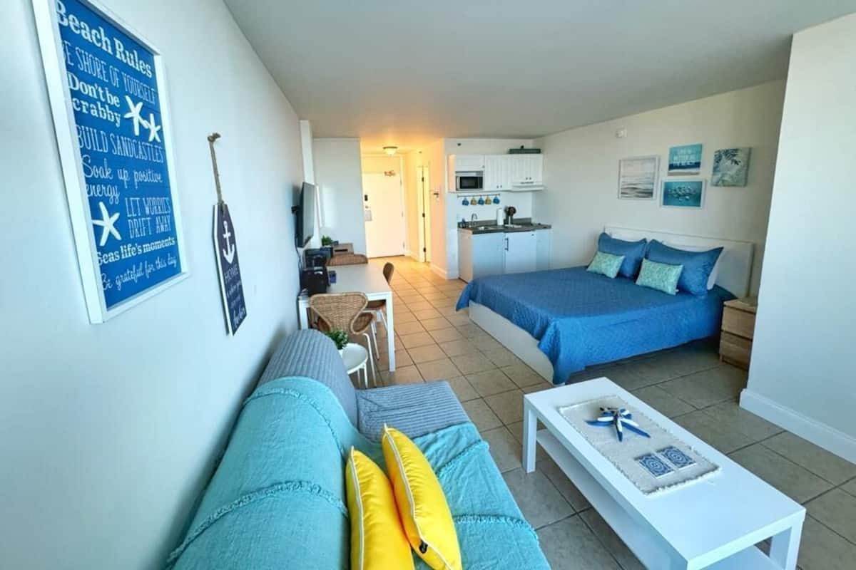 Monolocale panoramico, cucina, vista oceano | Minibar, una scrivania, Wi-Fi gratuito, lenzuola