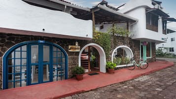 Vista frontal de la propiedad
