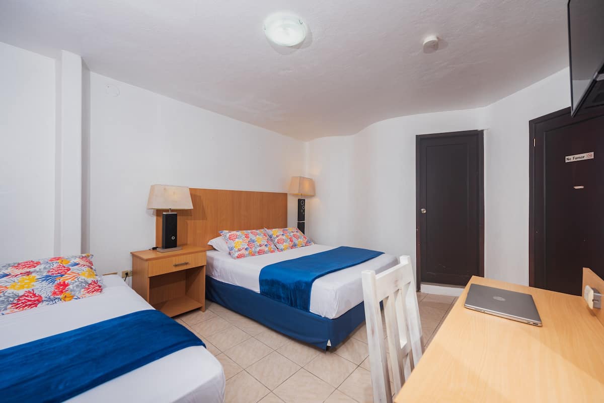 Tripla Comfort, vista città | 1 camera, insonorizzazione, Wi-Fi gratuito, lenzuola