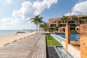 On the beach, white sand, sun-loungers, beach umbrellas - Condo El Faro Coral By Playa Paradise (Playa del Carmen)