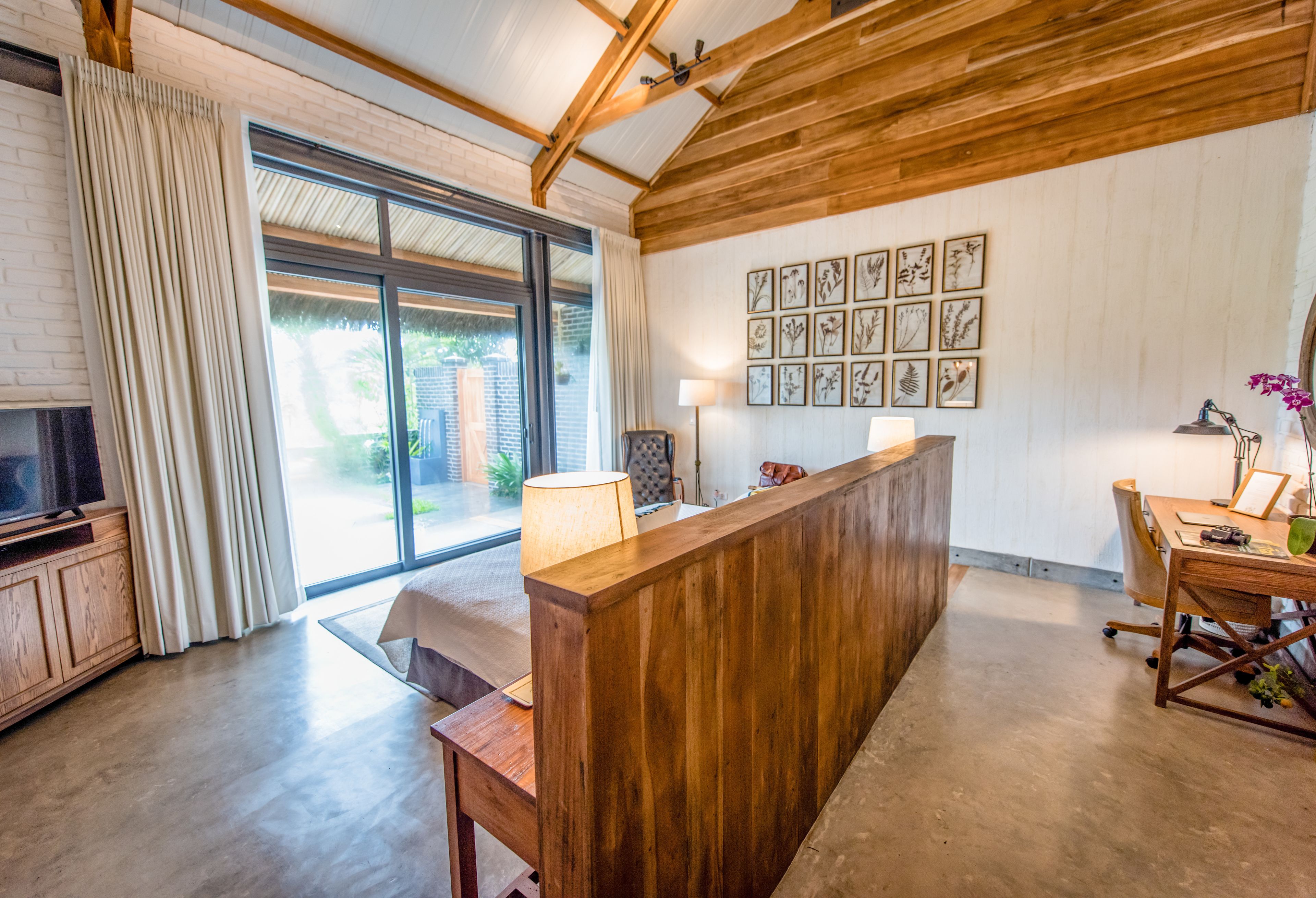 Una cocina moderna con armarios de madera, una isla grande y un comedor con mesa y sillas.