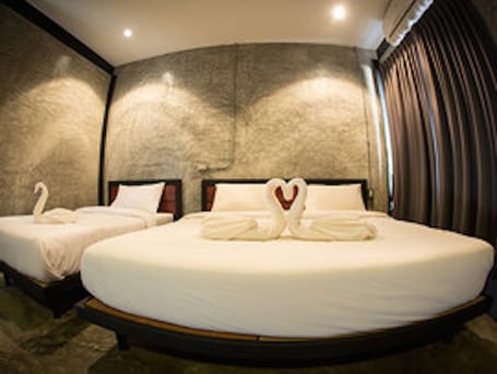 Escritorio, cortinas blackout y wifi gratis