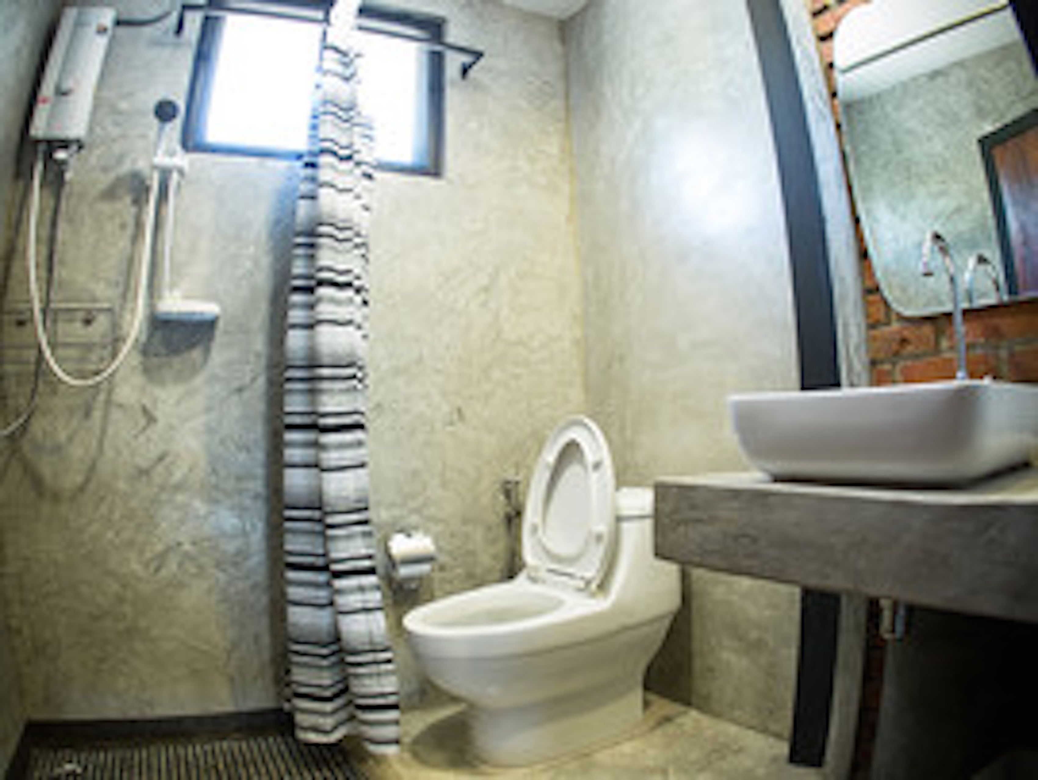 Shower, free toiletries, towels