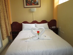 Caja de seguridad en la habitación y escritorio 