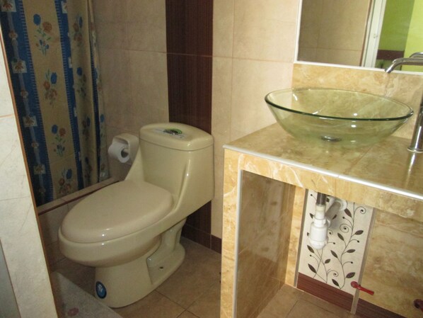 Bathroom - Hostal Lukanas (Trujillo)