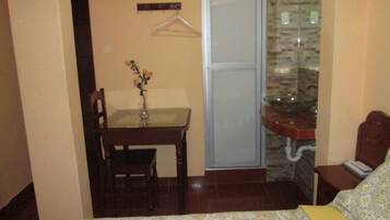 Doppelzimmer, 1 Doppelbett | Zimmersafe, Schreibtisch, Bügeleisen/Bügelbrett, kostenloses WLAN