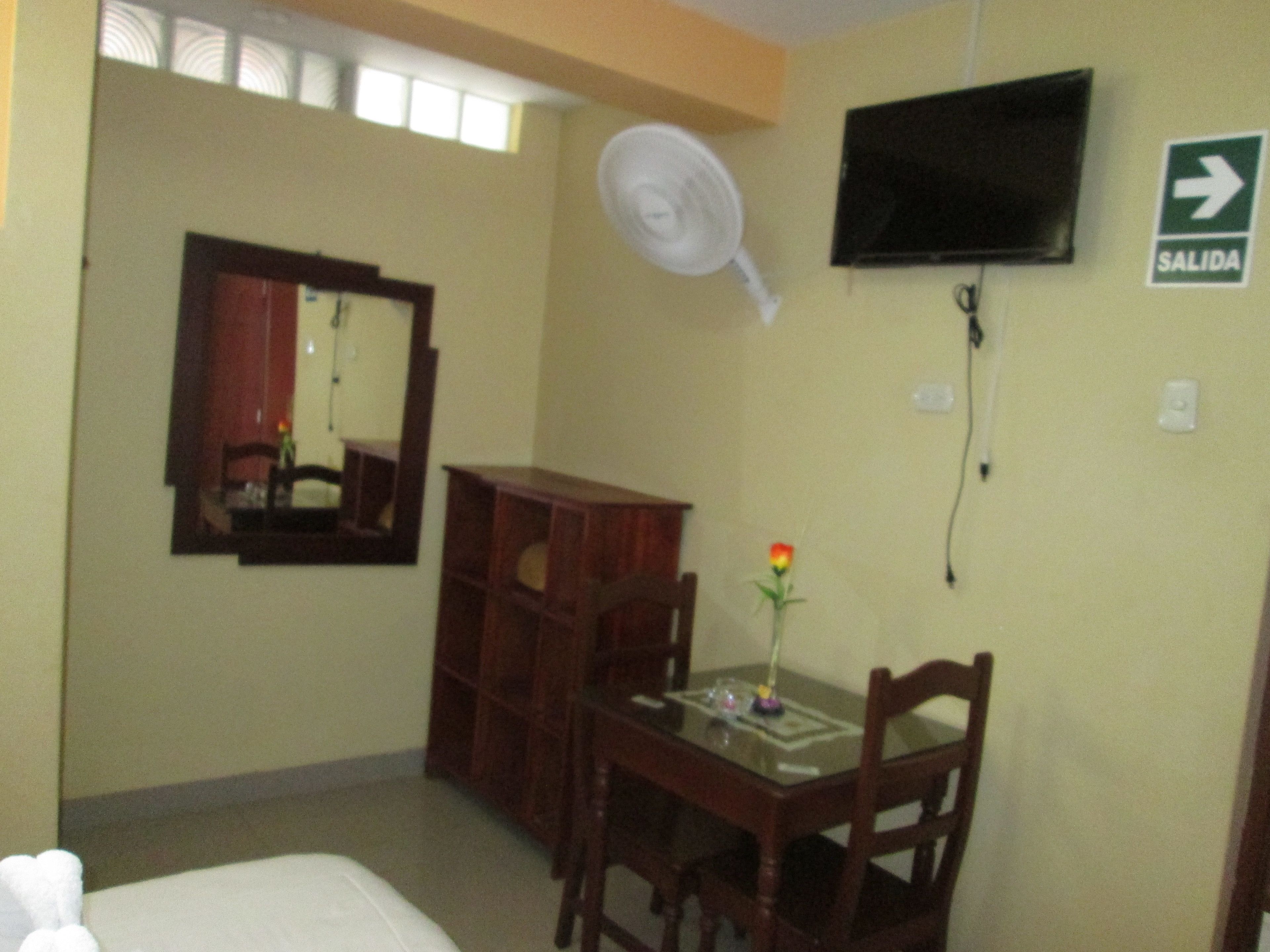 Habitación doble, 1 cama matrimonial | Caja de seguridad en la habitación y escritorio 