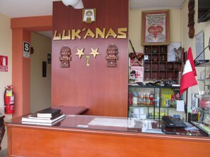 Reception - Hostal Lukanas (Trujillo)