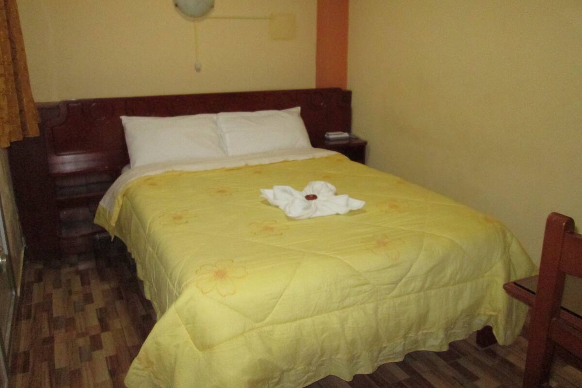 Caja de seguridad en la habitación y escritorio 