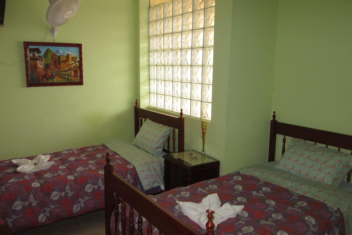 Caja de seguridad en la habitación y escritorio 