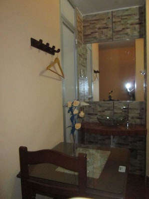 Double Room, 1 Double Bed | In-room dining - Hostal Lukanas (Trujillo)