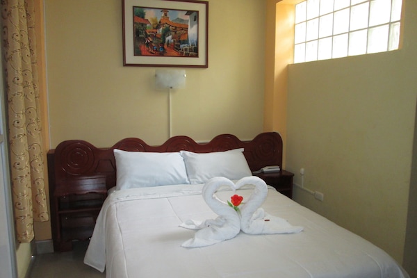 Caja de seguridad en la habitación y escritorio