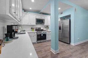 Fridge, microwave, oven, stovetop - BEAUTIFUL 5-BEDROOM HOUSE WITH HEATED SWIMMING POOL, GAS GRILL, LARGE DECK (Galveston)