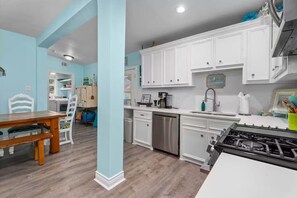 Fridge, microwave, oven, stovetop - BEAUTIFUL 5-BEDROOM HOUSE WITH HEATED SWIMMING POOL, GAS GRILL, LARGE DECK (Galveston)