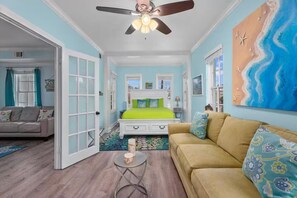 5 bedrooms, iron/ironing board, travel cot, free WiFi - BEAUTIFUL 5-BEDROOM HOUSE WITH HEATED SWIMMING POOL, GAS GRILL, LARGE DECK (Galveston)