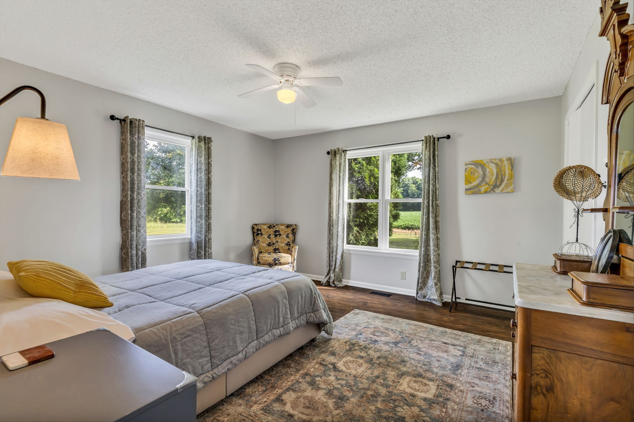 3 bedrooms, desk, iron/ironing board, travel cot