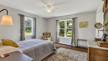 3 bedrooms, desk, iron/ironing board, travel crib