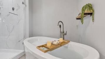 Combined shower/tub, jetted tub, hair dryer, towels