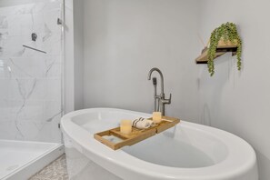 Combined shower/bathtub, jetted bath, hair dryer, towels - Peaceful oasis north of Nashville (Portland)