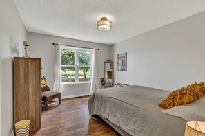 3 室のベッドルーム、デスク、アイロン / アイロン台、旅行用ベビーベッド