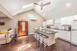 Fridge, microwave, oven, stovetop - Midtown Backyard Guest House Studio (San Antonio)