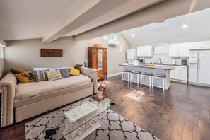 Smart TV, Netflix, streaming services - Midtown Backyard Guest House Studio (San Antonio)