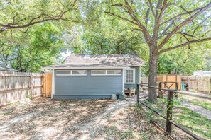 Exterior - Midtown Backyard Guest House Studio (San Antonio)