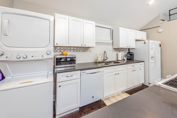 Fridge, microwave, oven, stovetop - Midtown Backyard Guest House Studio (San Antonio)