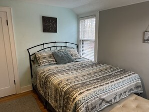 2 Schlafzimmer, Schreibtisch, Bügeleisen/Bügelbrett, Reisekinderbett