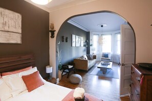 3 bedrooms, desk, iron/ironing board, free WiFi - Original Montreal Style  (MONTREAL)