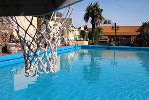 Una piscina techada, una piscina al aire libre de temporada