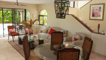 TV connectée, lecteur de DVD, livres, chaßne hi-fi