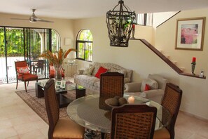 Una Smart TV, un reproductor de DVD, libros, un reproductor estéreo