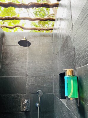 Badewanne, Haartrockner, Handtücher, Seife