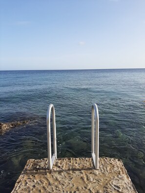 Plage, chaises longues, serviettes de plage