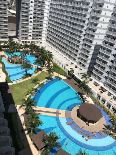 Best Value 5-Star QCondo across Mall of Asia, near Airport, Casinos & Manila Bay