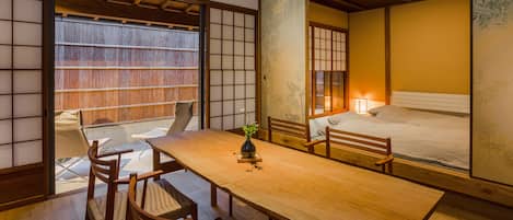 Maison en rangée traditionnelle (Japanese Style, Garden View Bath,TAKE) | Couette en duvet, décor unique, ameublement unique, bureau