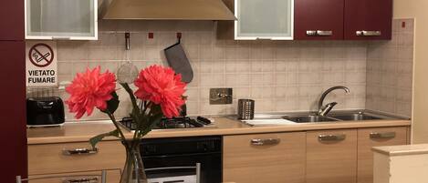 Refrigerador, horno, parrilla de estufa y cafetera y tetera