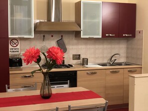 Fridge, oven, stovetop, coffee/tea maker