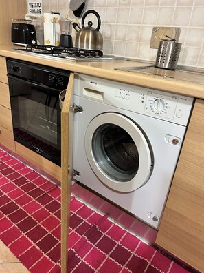 Refrigerador, horno, parrilla de estufa y cafetera y tetera 