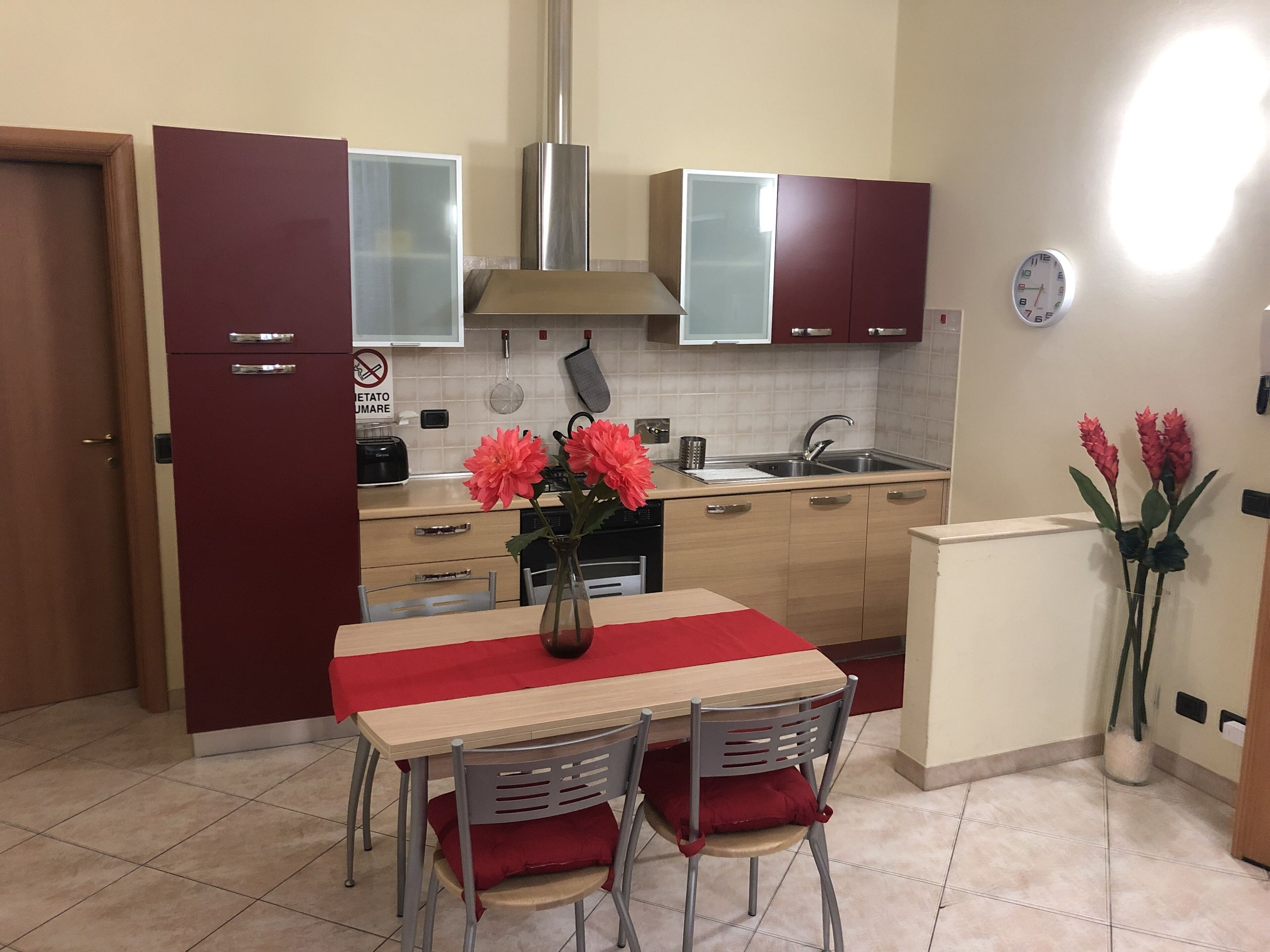 Fridge, oven, stovetop, coffee/tea maker