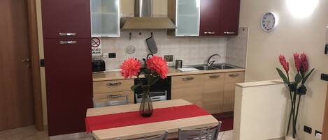 Fridge, oven, stovetop, coffee/tea maker