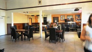 Cafe - Carlon's Hotel (Sarina)