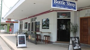 Property entrance - Carlon's Hotel (Sarina)