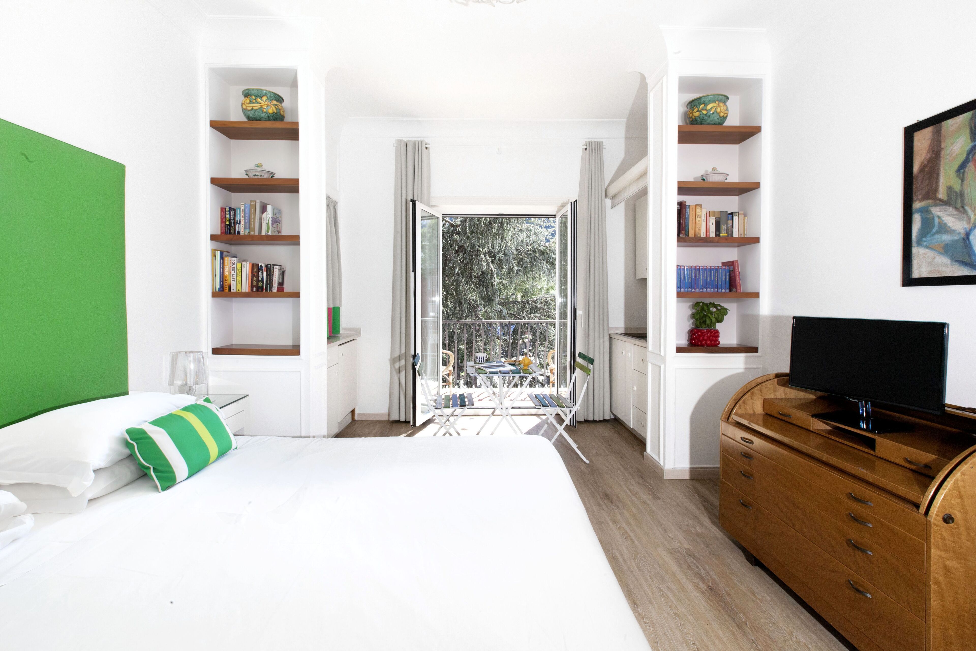 4 bedrooms, desk, iron/ironing board, travel crib