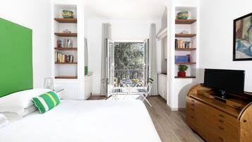 4 bedrooms, desk, iron/ironing board, travel crib