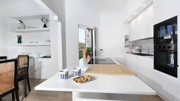 Kühlschrank, Mikrowelle, Ofen, Herdplatte