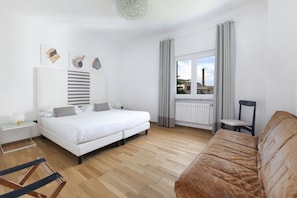 4 Schlafzimmer, Schreibtisch, Bügeleisen/Bügelbrett, Reisekinderbett